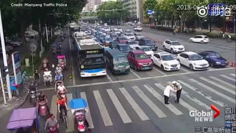 Video: Cum procedează un poliţist chinez atunci când un bătrân este surprins de culoarea roşie?