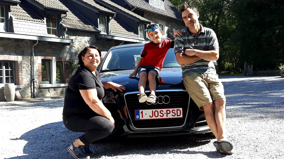 FOTO. Un alt român se întoarce acasă cu maşina înmatriculată cu un număr controversat