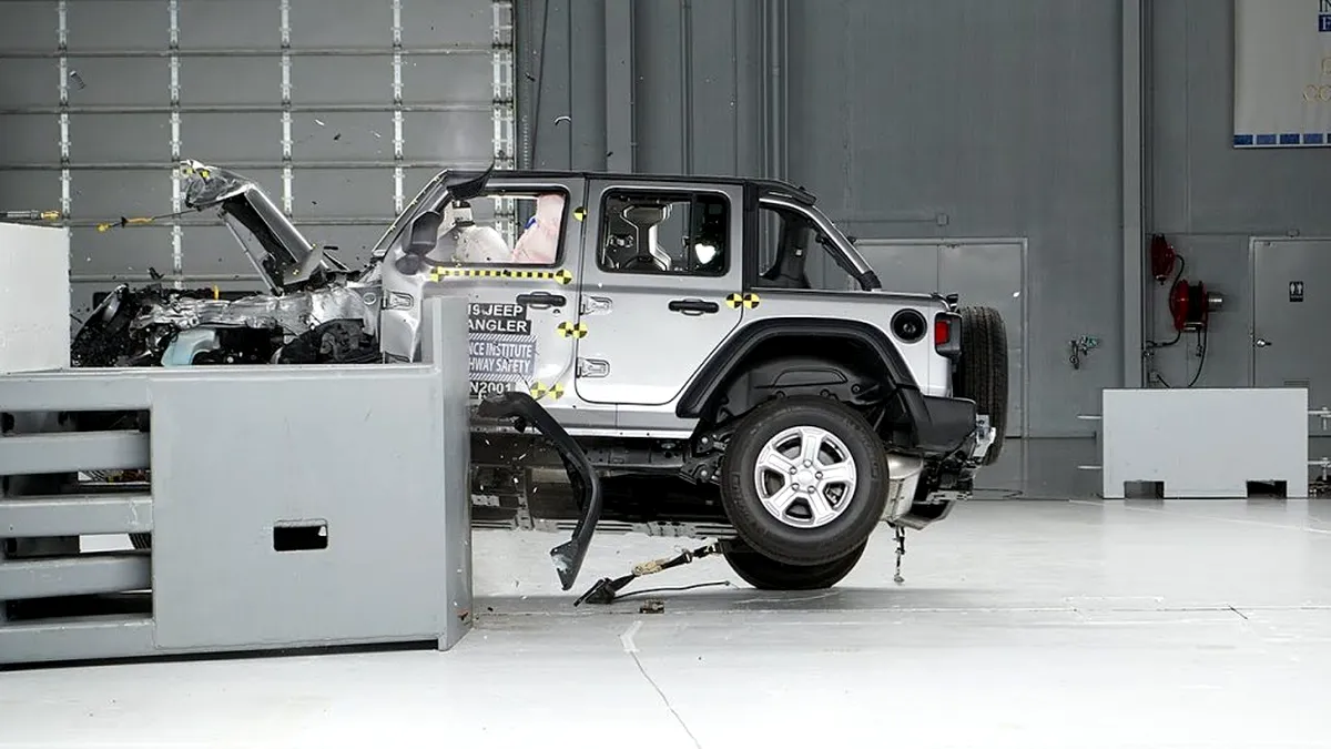 Noul Jeep Wrangler s-a răsturnat de două ori la testele de impact. VIDEO