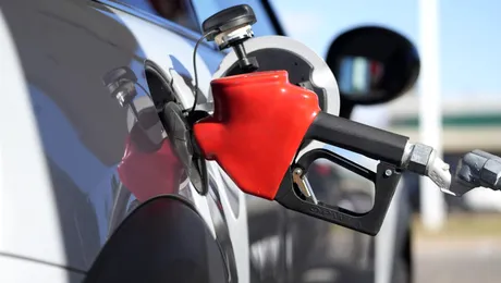 Prețul petrolului poate trece de 100 de dolari din cauza războiului SUA-Iran. Cât va ajunge să coste un plin