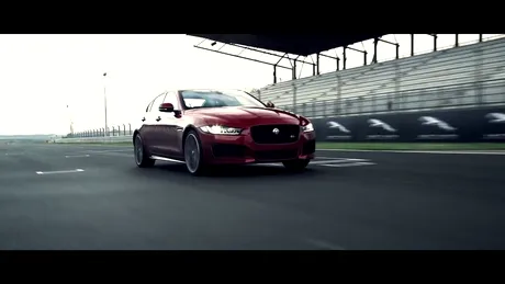 Noul Jaguar XE pe circuit şi pe drumuri de munte: bestia la costum. VIDEO
