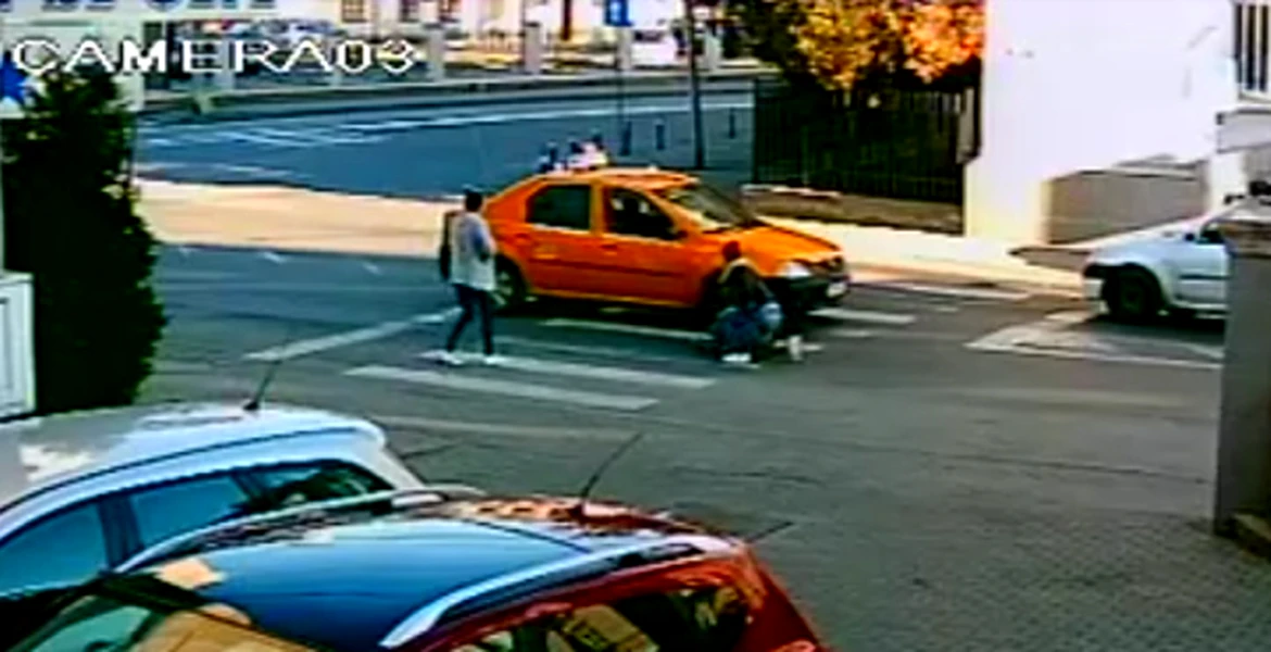 Un taximetrist loveşte două tinere pe trecerea de pietoni şi încearcă să le cumpere cu o sută lei [VIDEO]