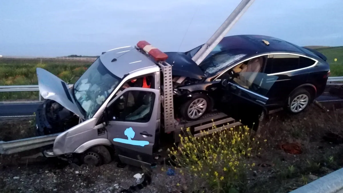 Un proprietar de Tesla Model X a rămas fără mașină. Aceasta a fost „trasă în țeapă” pe Autostrada A3