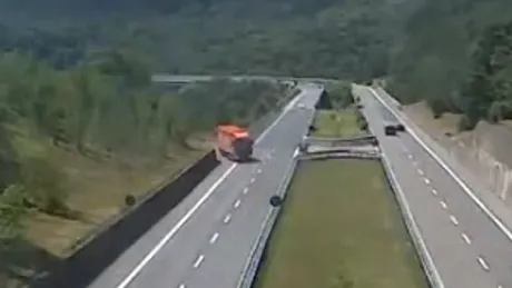 Isprava unui şofer român la volanul unui TIR de 18 metri, pe o autostradă din Italia - VIDEO