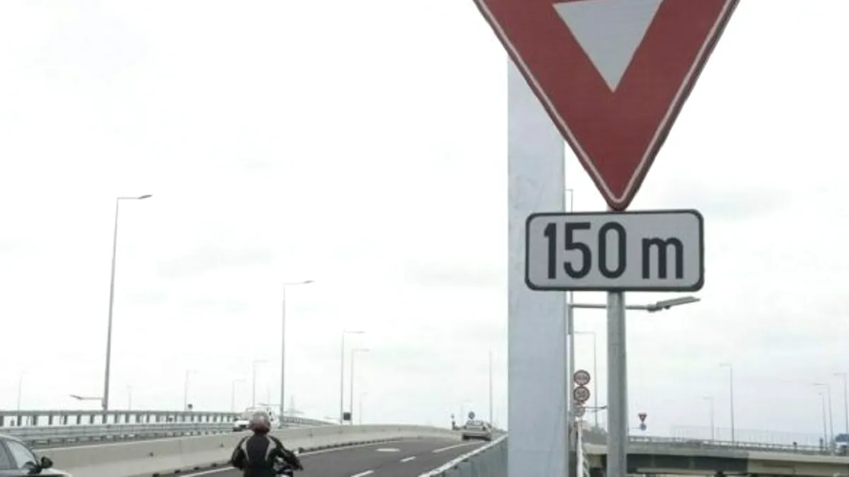 2025: Ce înseamnă indicatorul „Cedează trecerea” și cum trebuie respectat?