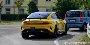Ferrari face teste cu mașina electrică de la Xiaomi. Un exemplar a fost surprins ieșind pe porțile de la Maranello