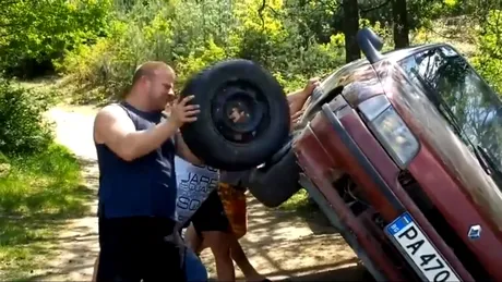 O gaşcă de bulgari încearcă să schimbe o roată. Clipul cu tentativa lor este viral pe internet - VIDEO