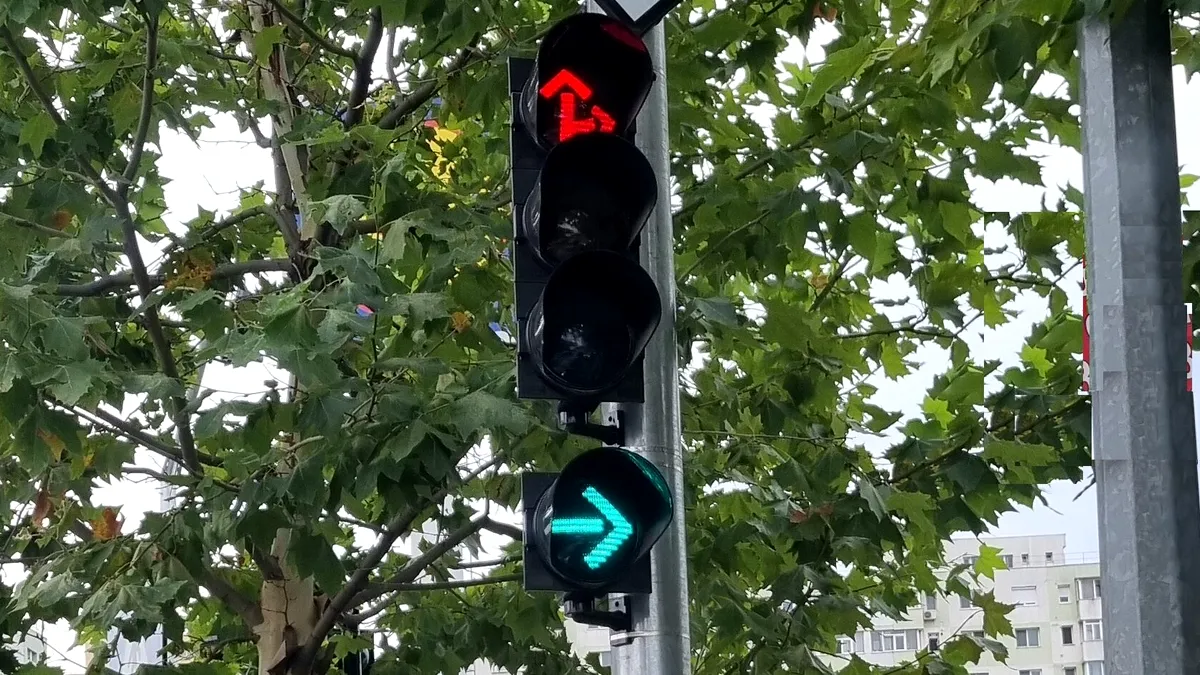 Viraj la dreapta pe verde intermitent. Cine are, de fapt, prioritate?