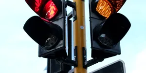 Cod Rutier 2026: Cât este amenda dacă treci pe galben la semafor și de ce e ilegal acest lucru?