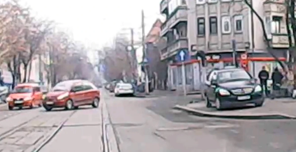 Accident într-o intersecţie din Bucureşti, surprins cu camera de bord – VIDEO