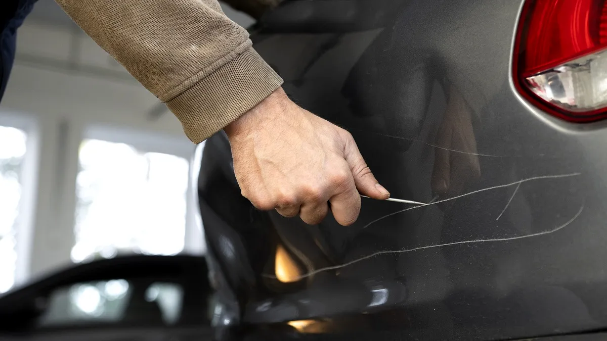 Ai găsit mașina vandalizată? Ce trebuie să faci și când poate interveni asigurarea auto