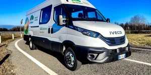 Iveco lansează modelul eDaily cu încărcare wireless. Duba a efectuat teste pe o autostradă din Italia