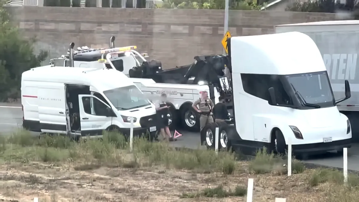 Un camion Tesla s-a defectat chiar înainte de startul livrărilor către clienți - VIDEO