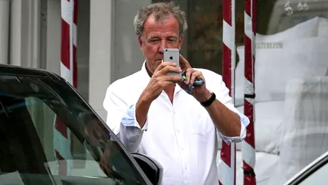 Jeremy Clarkson asamblând o cutie e mai distractiv decât noul Top Gear? - VIDEO