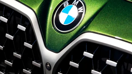 BMW a publicat noi imagini-teaser cu viitorul model de performanță M4 CSL
