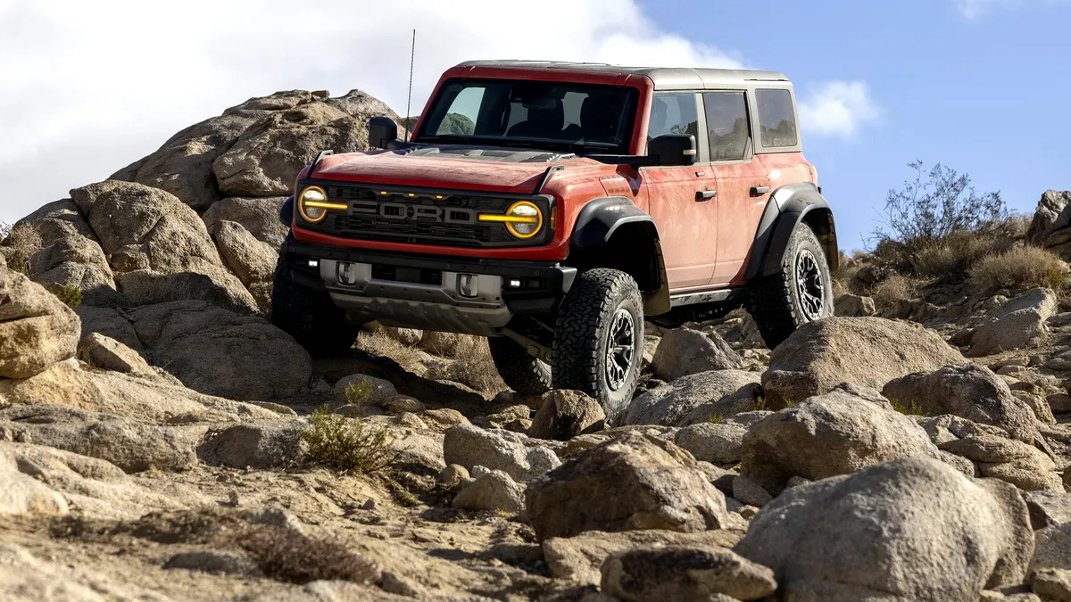 Noul Ford Bronco Raptor a debutat cu peste 400 cai-putere (cu video)