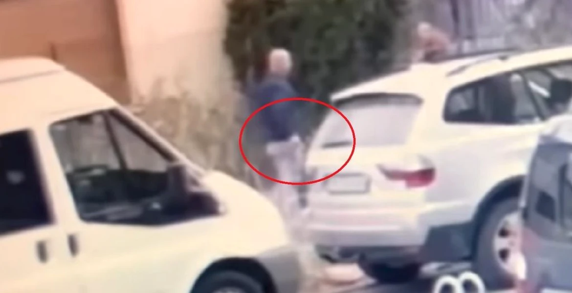 Un şofer a scos cuţitul la un trecător care i-a atras atenţia că a lovit o maşină în timp ce parca – VIDEO