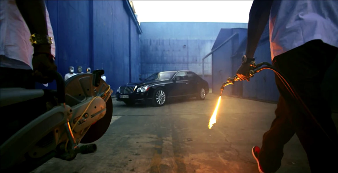 Rapperii Kanye West şi Jay-Z distrug un Maybach în videoclip-ul piesei Otis