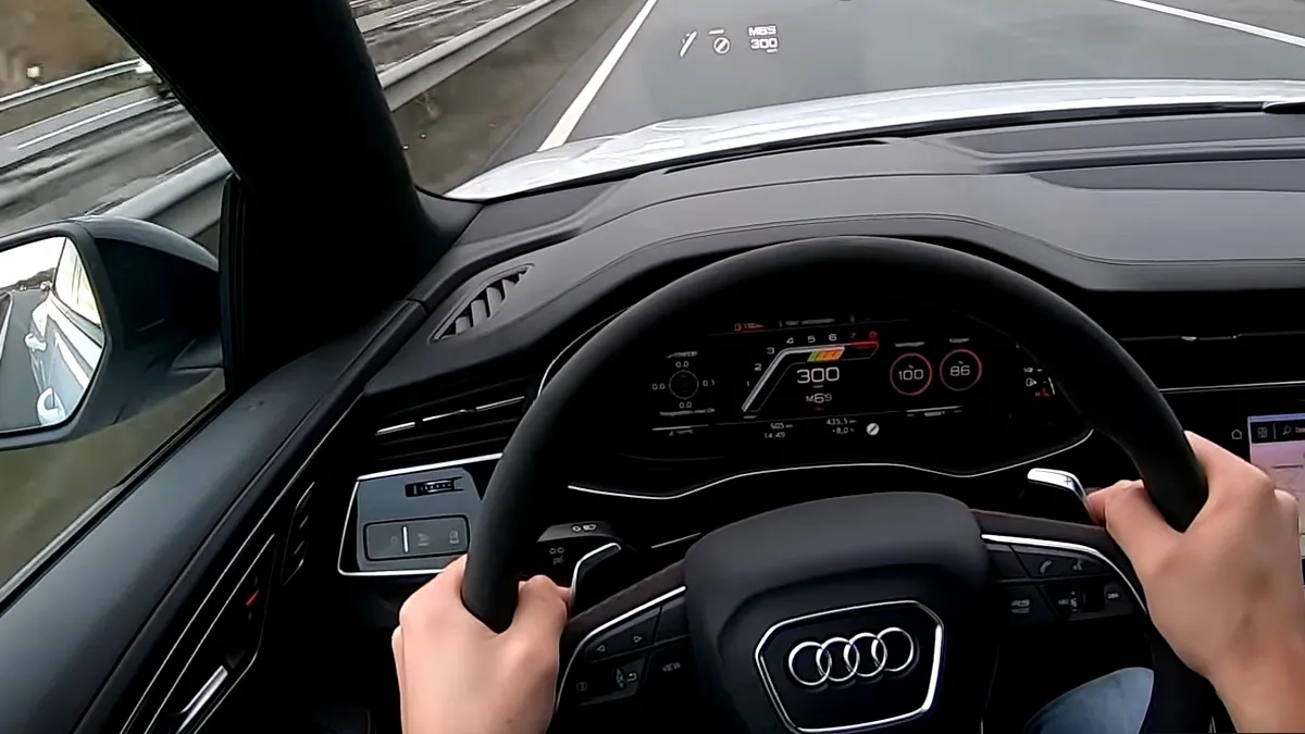 S-a filmat pe autobahn în timp ce mergea cu 300 km/h cu un Audi RS Q8