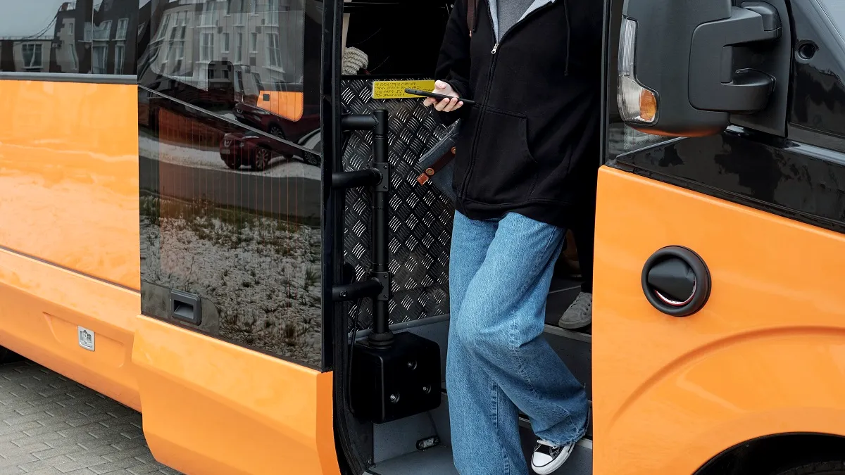Licitație pentru 25 de microbuze școlare în Timiș. Ce dotări trebuie să aibă