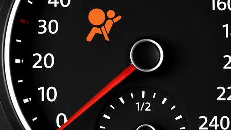 Se mai deschid airbag-urile dacă ai un martor de bord aprins?