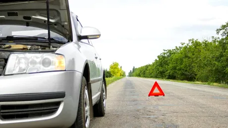 TOP 10 greșeli făcute de șoferi în timpul condusului care îi duc în service