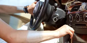 2025: UE interzice șoferilor care au făcut școala pe „automată” să conducă „manuală”. Cum poți scăpa de restricție