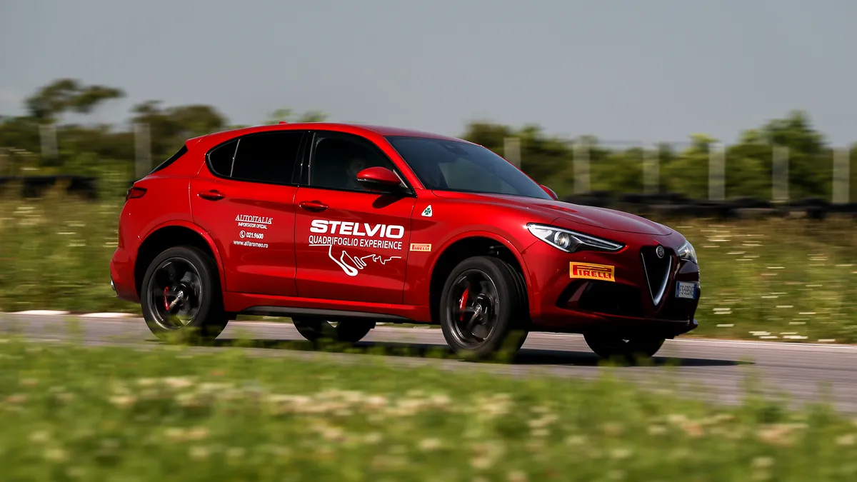 Pe circuit cu Alfa Romeo Stelvio Quadrifoglio - Mixul perfect dintre viteză, performanţă şi frumuseţe