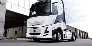 <span class='prepend'>Foto |</span> Camioanele Volvo FH vor împlini 100 de ani, iar suedezii au creat o ediție specială pentru a celebra un secol de activitate