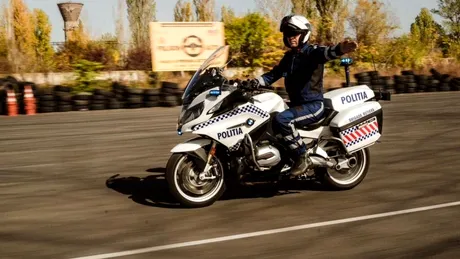 Este legal să depășești viteza limită când polițistul îți semnalizează să accelerezi? Ce prevede legea rutieră