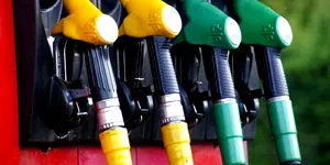 Piața carburanților din România a înregistrat noi reduceri de preț. Rompetrol și Lukoil au modificat prețurile de două ori în aceeași zi