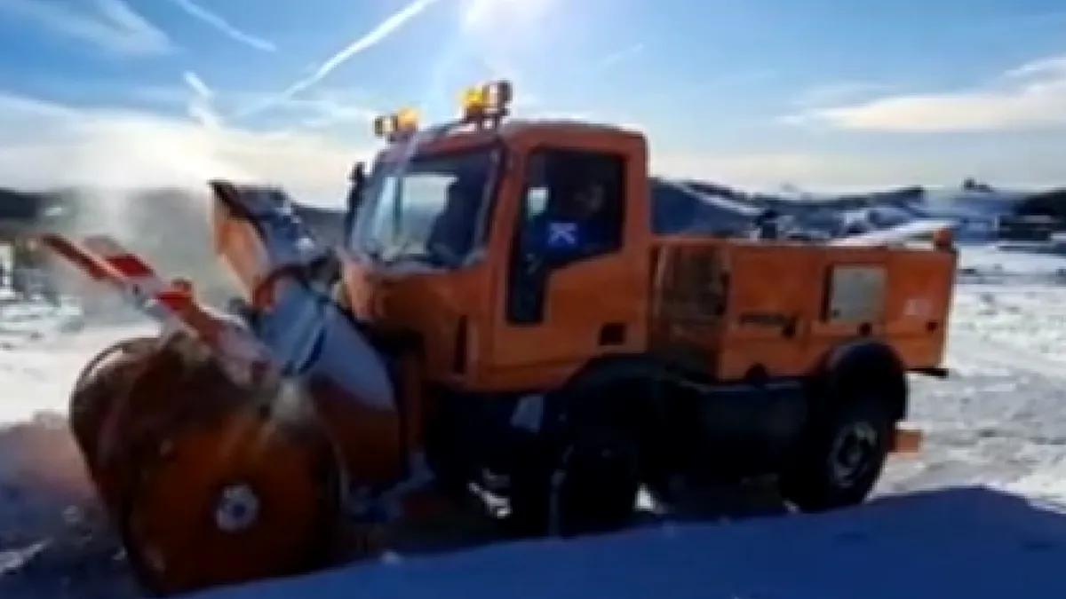 Un BMW a fost scos cu utilajul de deszăpezire din troienele de la Rânca - VIDEO
