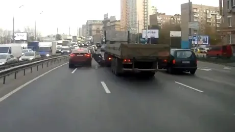 Cursă între motociclişti, terminată sub roţile unui camion. VIDEO
