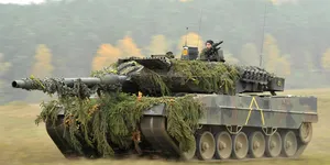 Distanța record de la care un tanc Leopard 2 ucrainean ar fi distrus un T-72 rusesc. Unii experți sunt sceptici