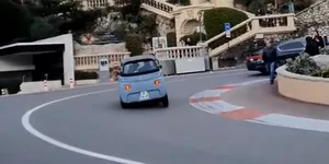 Șoferul unui Citroen Ami s-a crezut pilot de Formula 1. A răsturnat mica mașină în acul de păr din Monaco – VIDEO