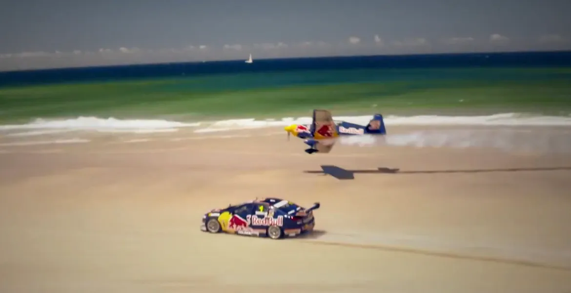 V8 Supercar versus avion de acrobaţii. VIDEO