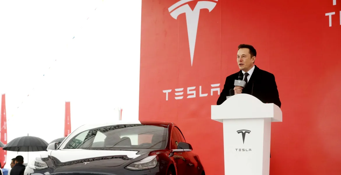 Conflict între Tesla şi autorităţile din SUA după ce fabrica a continuat producția în ciuda restricțiilor