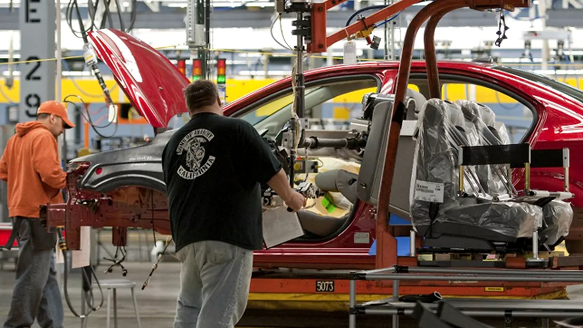 Fabricile de componente angajează oameni în România