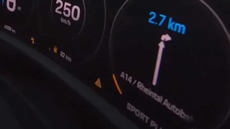 Cursă Porsche Taycan vs Tesla Model S pe autostrada fără limită de viteză. Ce mesaj a primit în bord la 250 de km/h? VIDEO