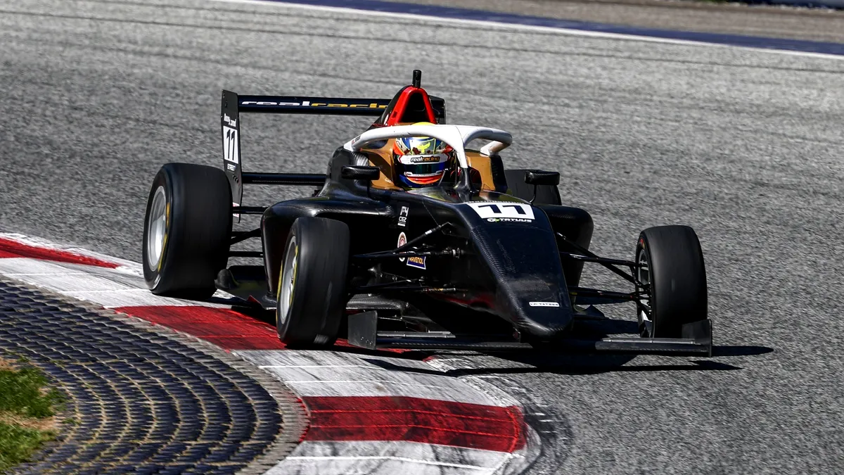 Pilotul român Luca Viișoreanu a obținut prima victorie în Formula 4
