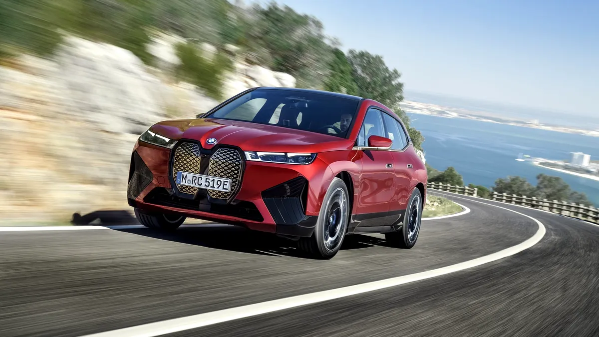 Românii și-au exprimat interesul pentru noile BMW iX şi BMW i4. Ambele modele au un număr mare de comenzi