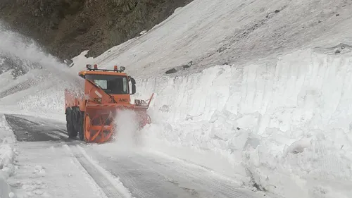 Când se deschide Transfăgărășan în 2026. Autoritățile au început deja deszăpezirea „celui mai frumos drum din lume”