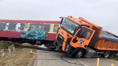 Un tren a lovit în plin un camion la o trecere la nivel cu calea ferată