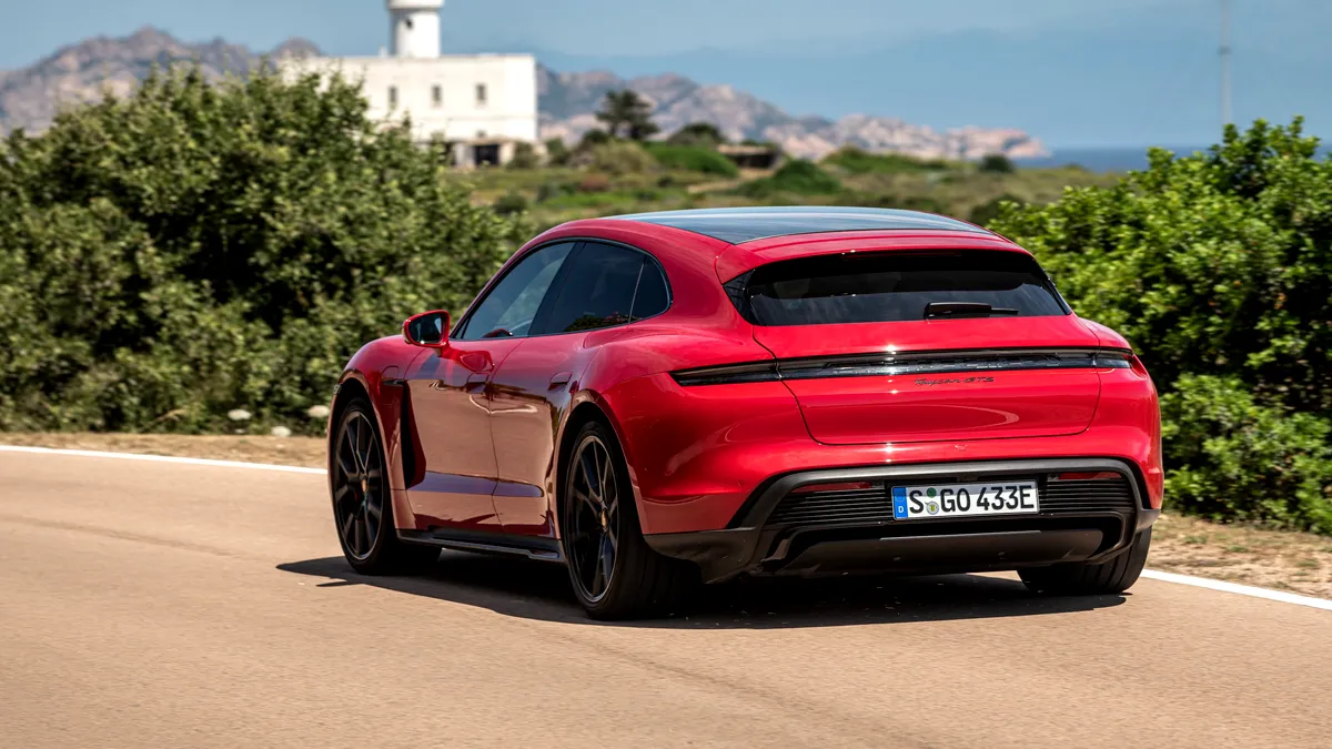 Test drive cu Porsche Taycan Sport Turismo în Sardinia. O mașină lată, joasă, puternică