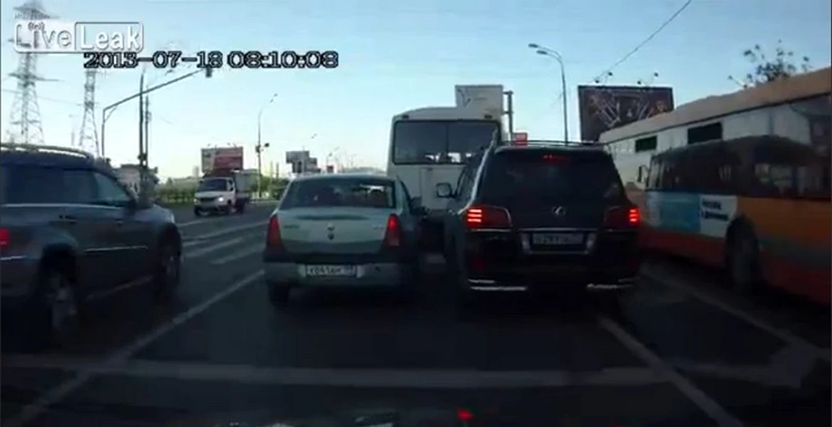 Logan vs Lexus, care pe care în trafic. Cine câştigă? VIDEO