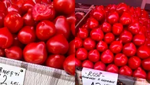 Cât costă un kilogram de roșii românești zemoase, de la producătorii locali, în piață. S-au ieftinit considerabil față de luna trecută