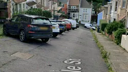 Strada e atât de abruptă încât localnicii poartă crampoane iar șoferii parchează mașinile de-a latul și speră să țină frânele