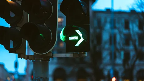 Reguli și obligații în 2026 la semaforul verde intermitent la dreapta. În ce situații se reține permisul de conducere