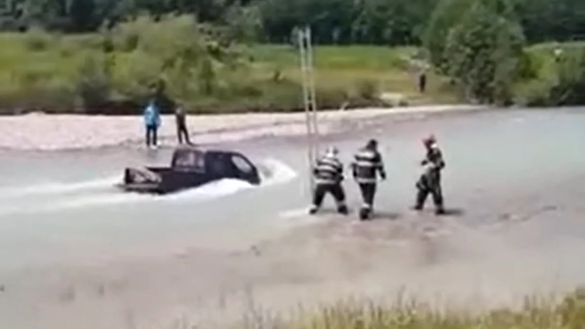 Doi prahoveni au vrut să-și spele mașina în râu. Doar ISU a mai putut să îi scoată de acolo - VIDEO