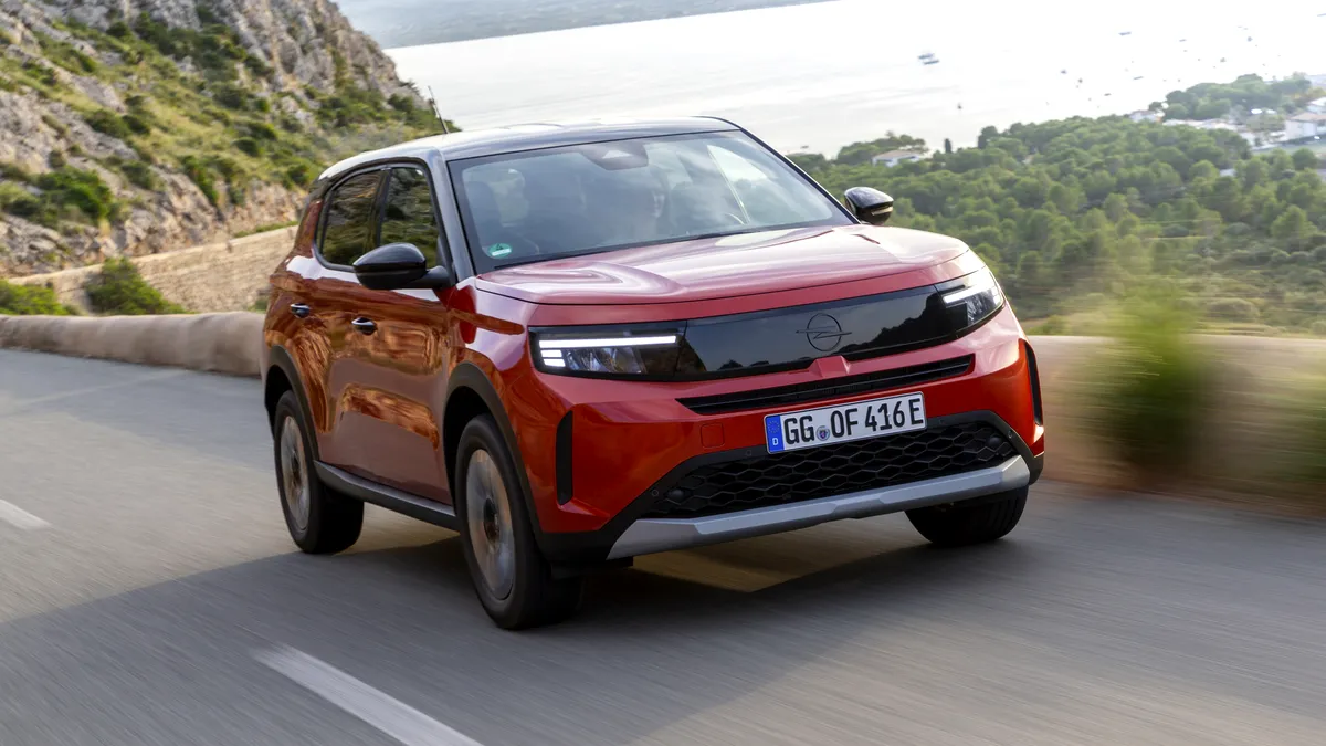 Rivalul Daciei Duster primește o versiune electrică dotată cu baterie mai mare. Câți km parcurge noul Opel Frontera cu o încărcare?